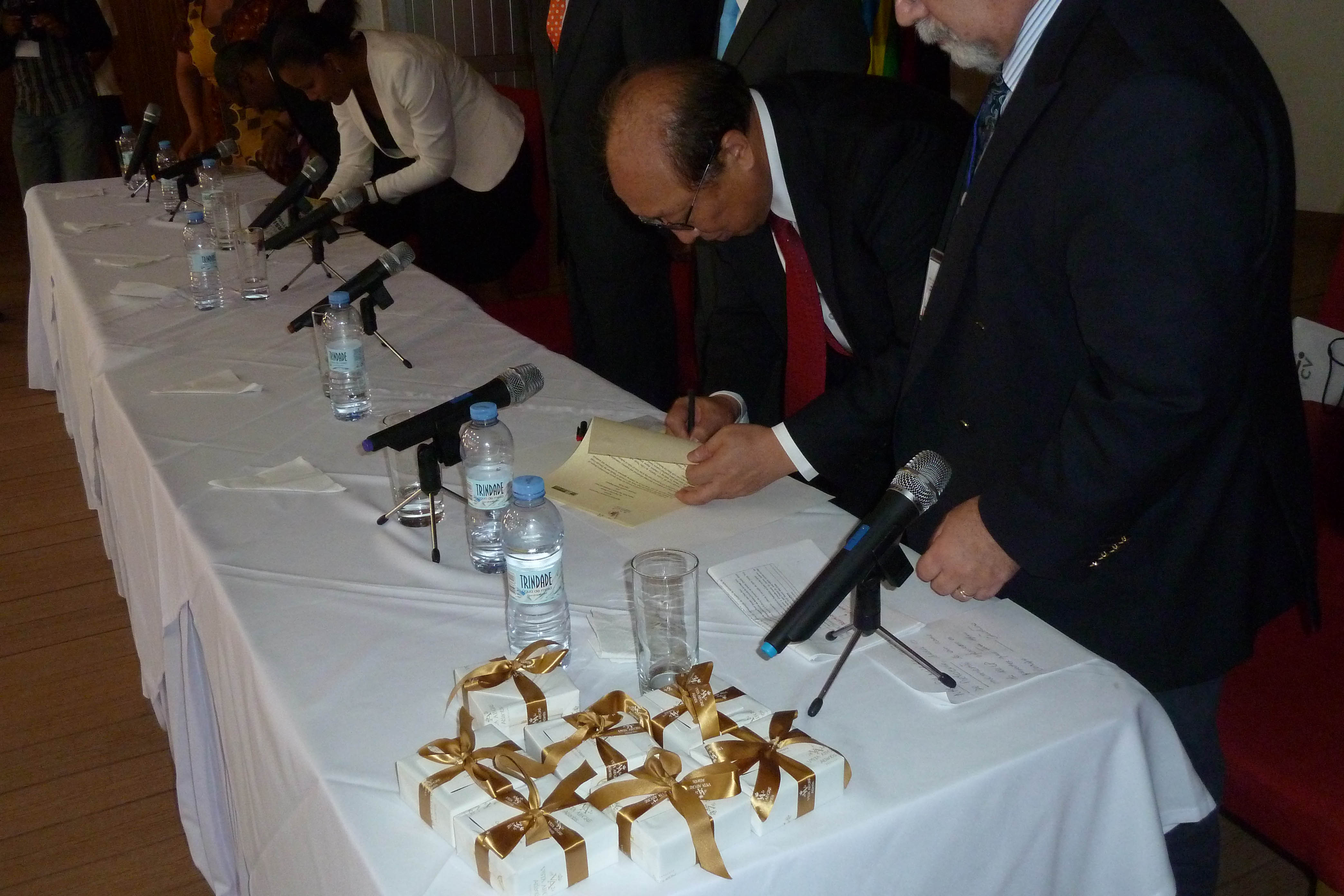 Cooperação | Assinado acordo com Cabo-Verde e pedido centro de estudos na UM