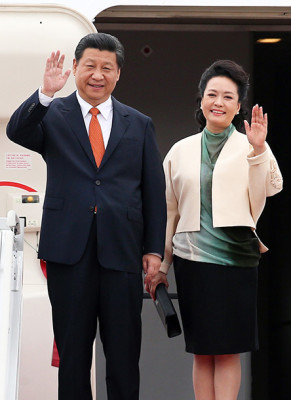 epa04296338 Chinese President Xi Jinping (L) waves after arriving at Seoul Airport on July 3, 2014. Xi was accompanied by his wife Peng Liyuan (R). South Korean President Park Geun-hye will have a summit meeting with Xi later in the day on North Korea's nuclear weapons program, Japan's growing nationalism and other issues of mutual concern.  EPA/YNA