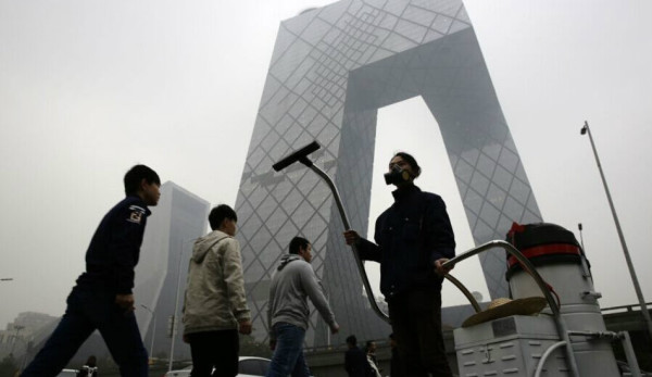 Pequim | Artista chinês faz tijolo a partir de partículas recolhidas na atmosfera