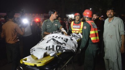 Pakistani rescuers use a stretcher to shift a body from a bomb blast site in Lahore on March 27  2016    At least 25 people were killed and dozens injured when an explosion ripped through the parking lot of a crowded park where many minority Christians had gone to celebrate Easter Sunday in the Pakistani city Lahore  officials said    AFP PHOTO   ARIF ALI