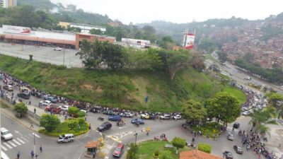 Filas para comprar comida estendem-se por quilómetros 