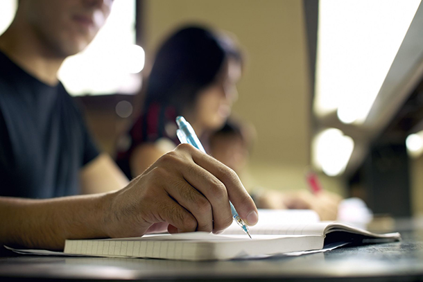 Exame Unificado | Alunos nervosos e preocupados com o futuro, dizem docentes