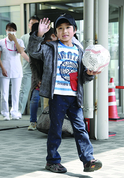 Japão | Rapaz sai do hospital após ser abandonado numa floresta