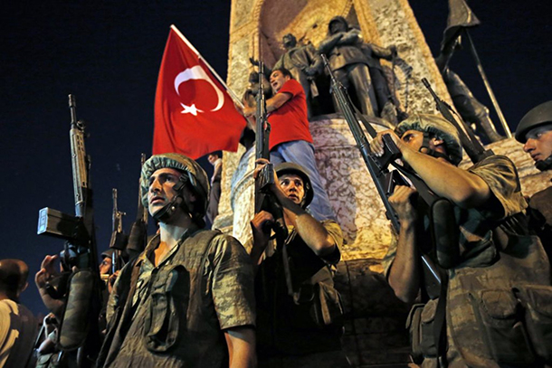 Turquia | Erdogan retoma controlo e aproveita para “limpar” Exército