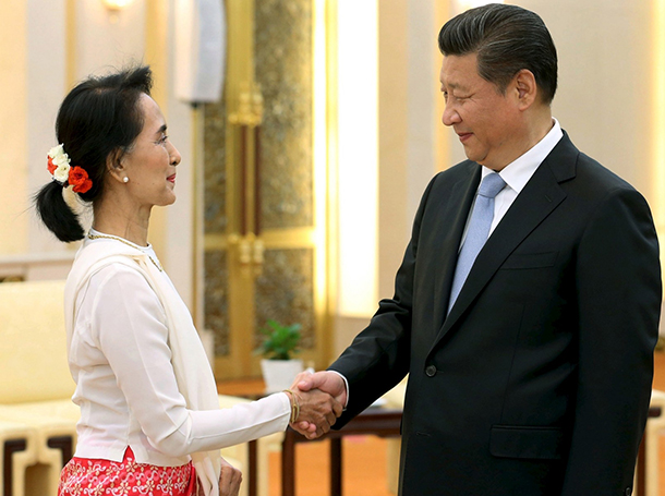 Xi Jinping e Suu Kyi negoceiam paz e construção de barragem