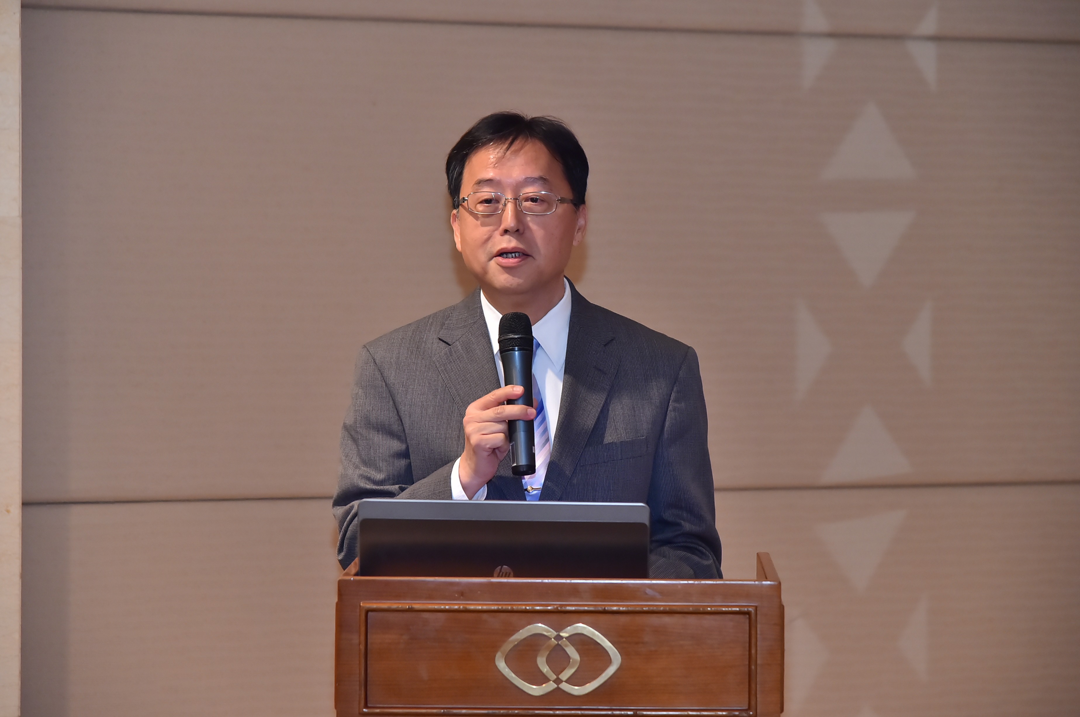 Economia | Anselmo Teng admite baixo interesse pelo consumo em Macau