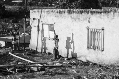 Meninas a fazer farinha de mandioca (Foto de Sofia Mota) 