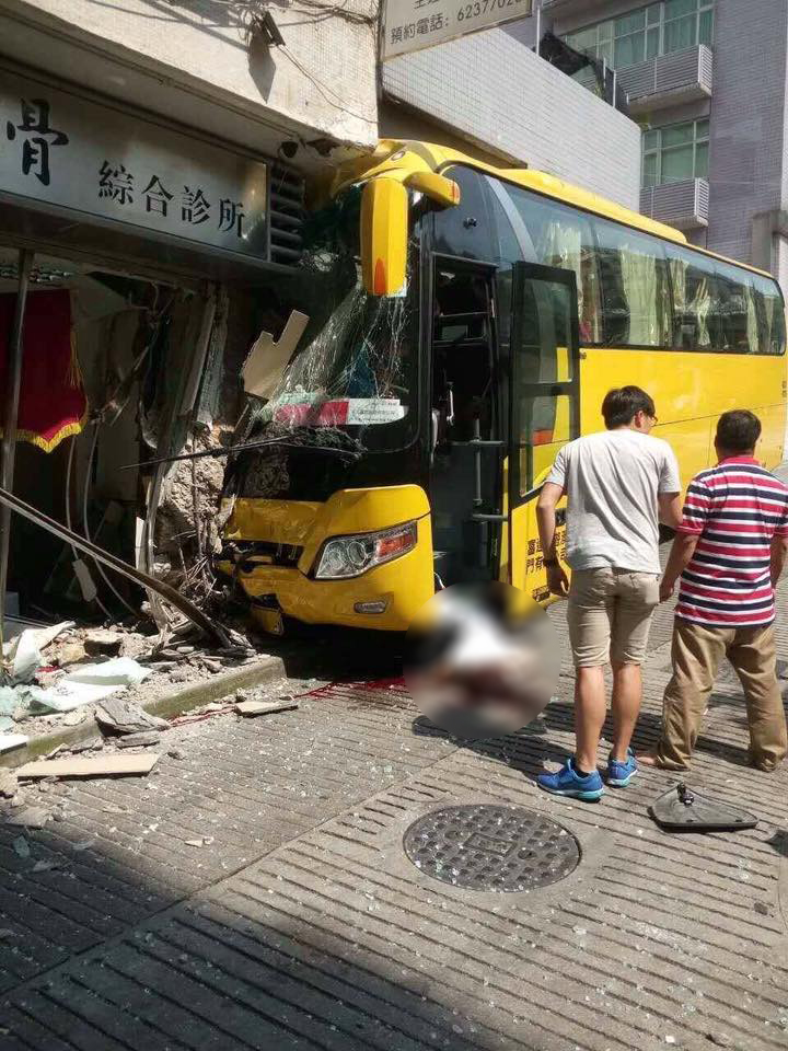 Acidente de autocarro faz 32 feridos e desaloja residentes