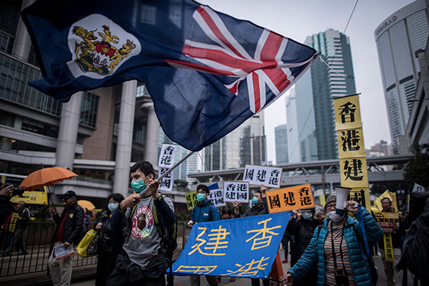 Manifestantes impedidos de se aproximarem de comemorações em Hong Kong
