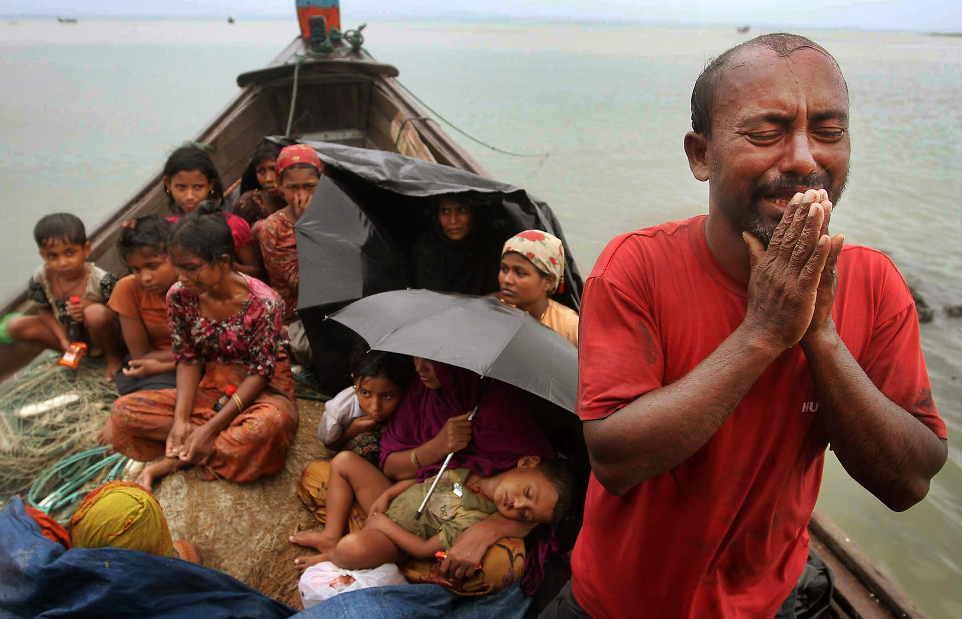 Myanmar | Centenas de rohingya fogem para o Bangladesh