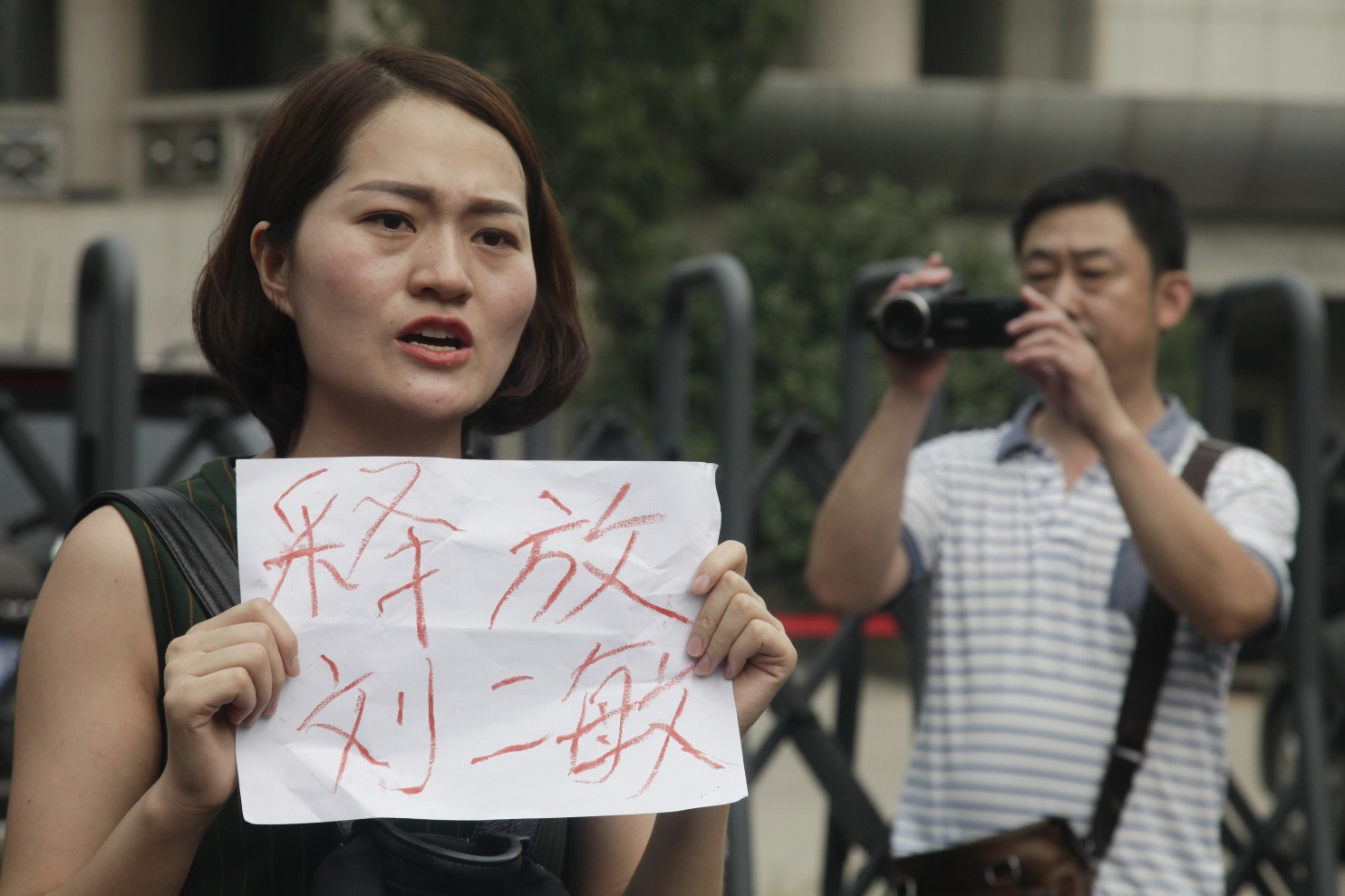 Mulher de advogado processa gabinete de segurança chinês