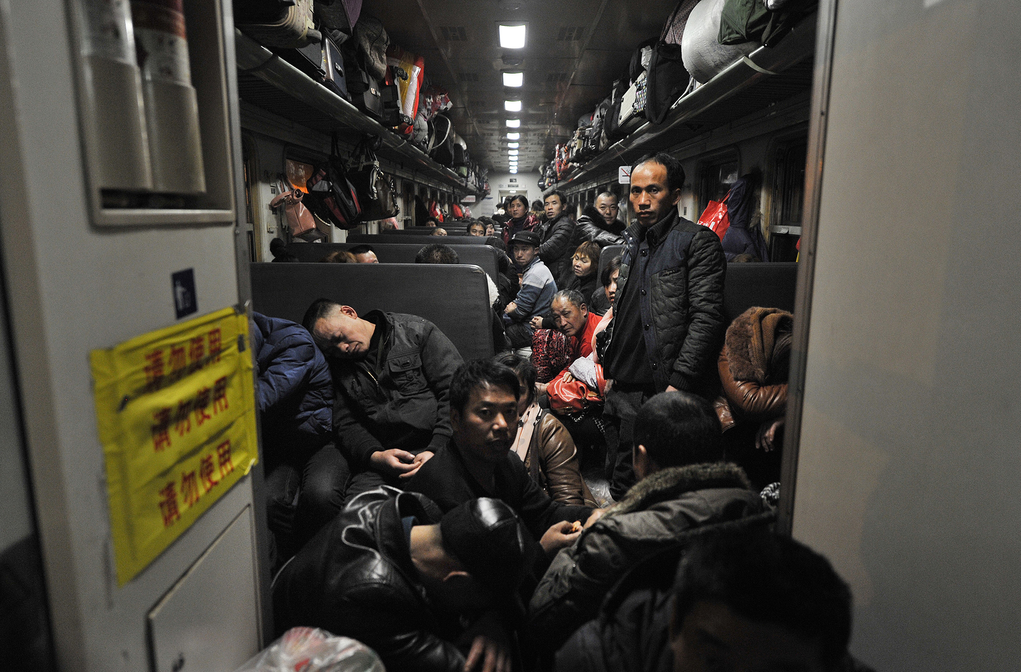 Milhões de chineses receosos no regresso a casa após fim de restrições