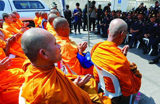 Tailândia | Polícias e soldados cercam complexo religioso