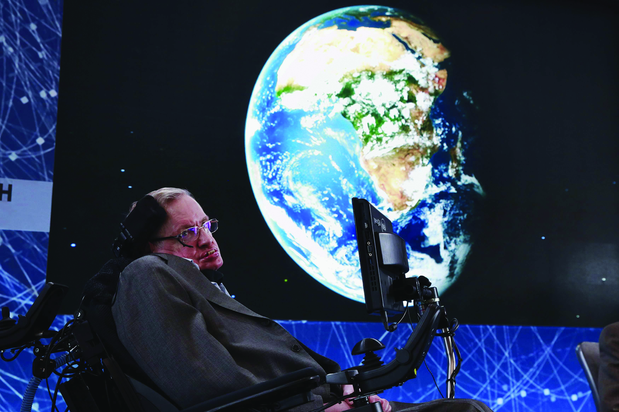 Stephen Hawking surge em holograma em Hong Kong