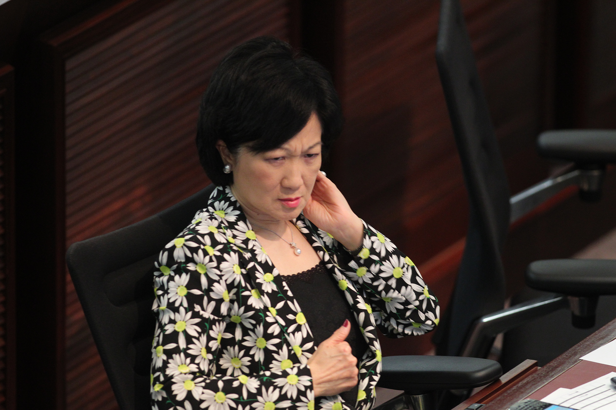 Hong Kong | Regina Ip desiste de candidatura a chefe do Executivo