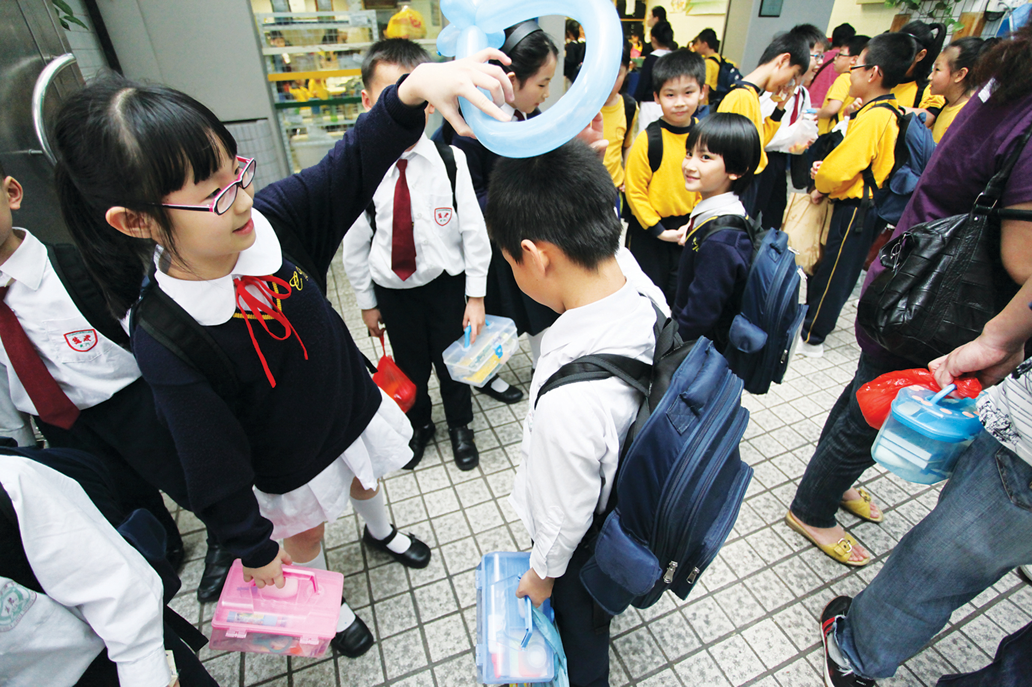Associação Sinergia de Macau exige redução do peso das mochilas dos alunos