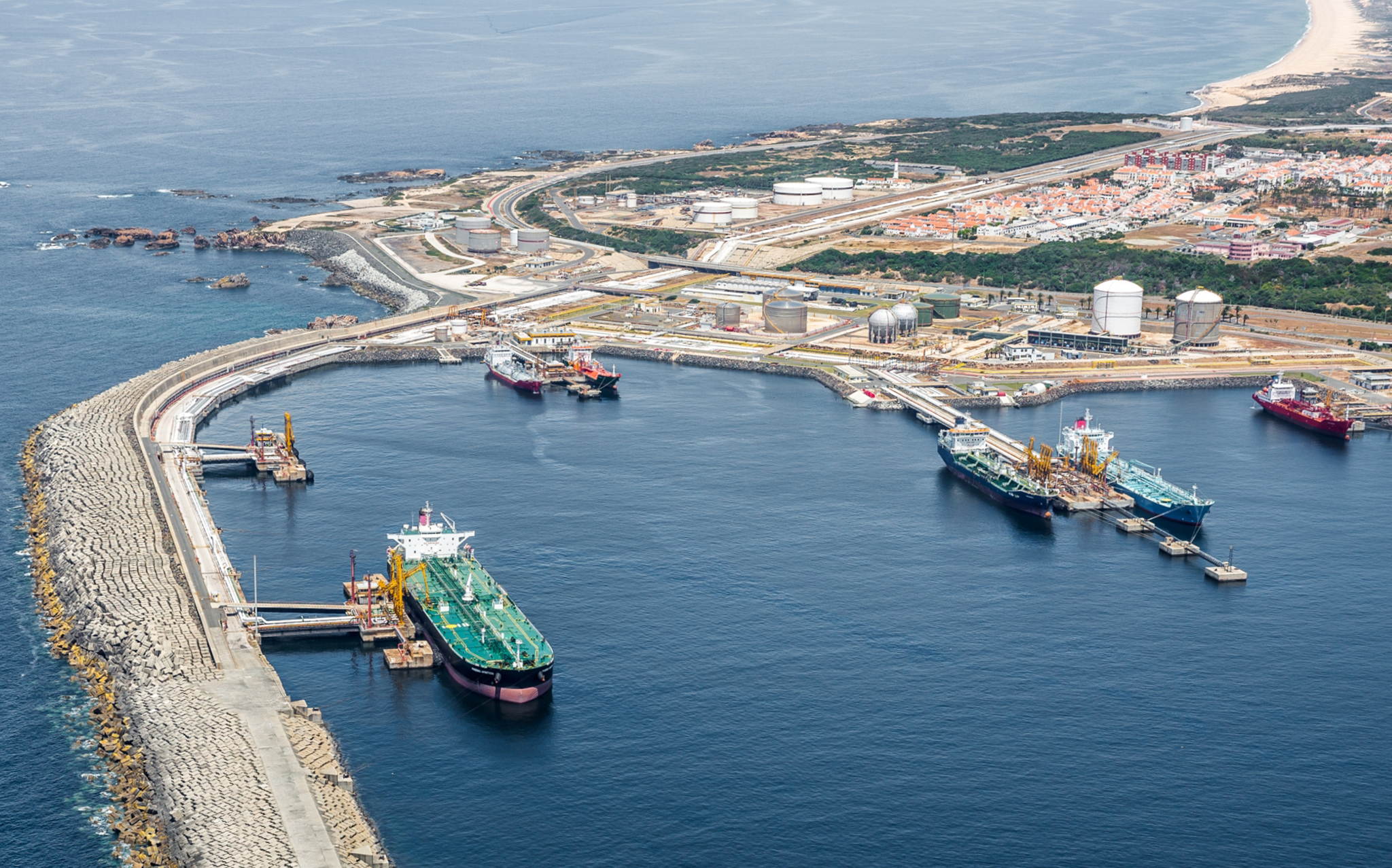 António Costa sugere à China incluir porto de Sines na nova Rota da Seda