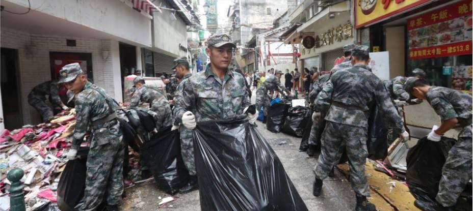 Tufão Hato: Exército chinês ajuda na limpeza das ruas