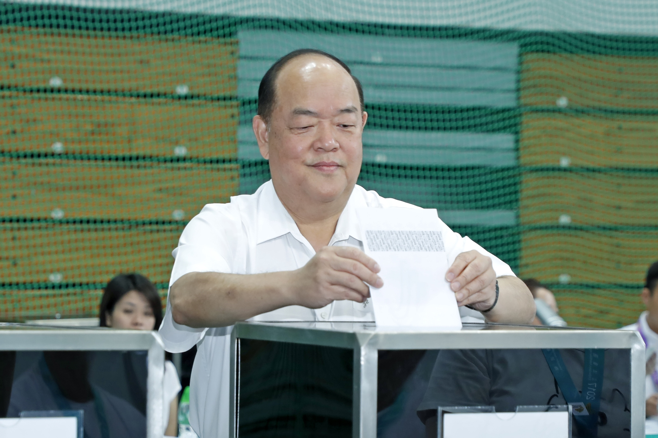 Cinzento e pró-Pequim, o candidato Ho Iat Seng que quer governar Macau