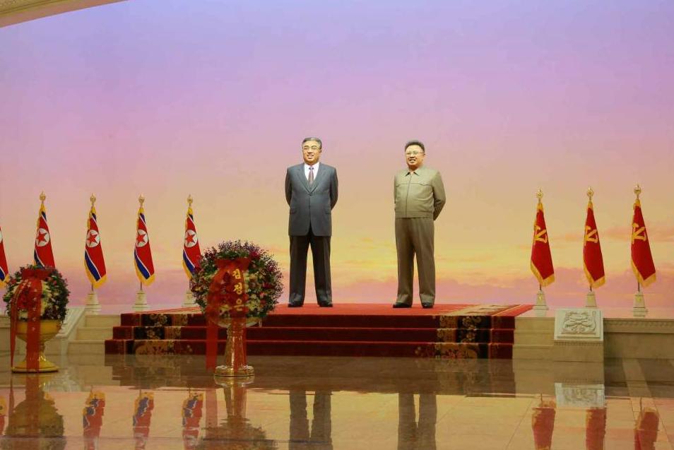PCC | Delegado visita mausoléu de líderes norte-coreanos