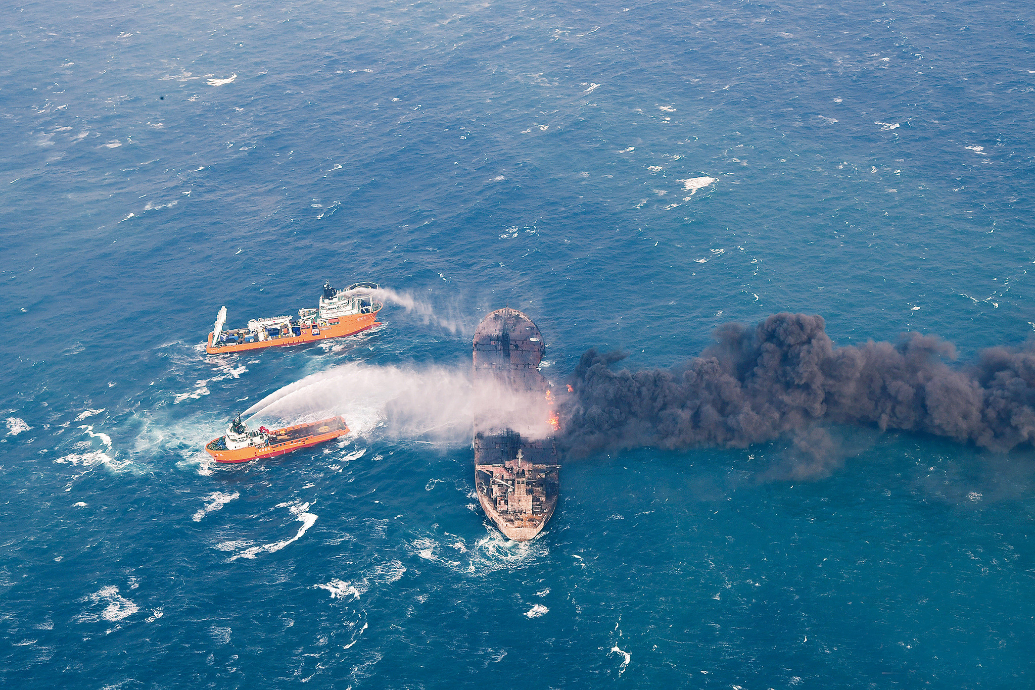 Encontrados dois corpos no petroleiro em chamas no Mar do Sul da China