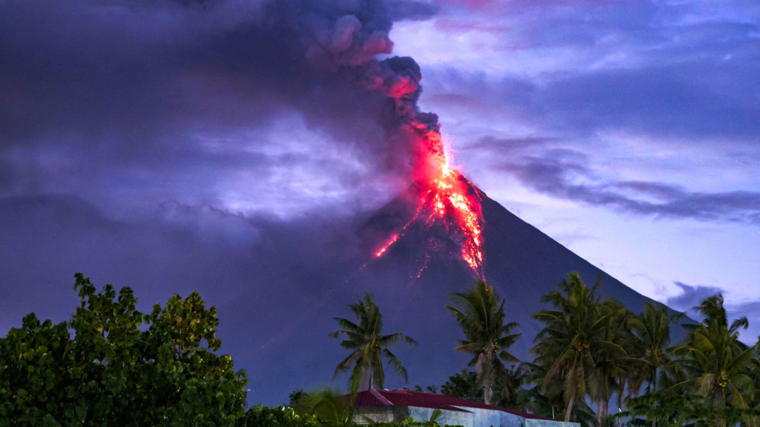 Filipinas | Vulcão Mayon intensifica actividade