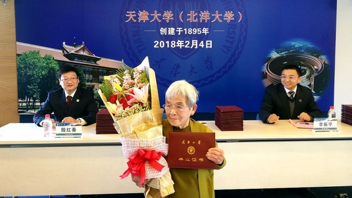 China | Estudante de 81 anos recebe diploma da Universidade de Tianjin