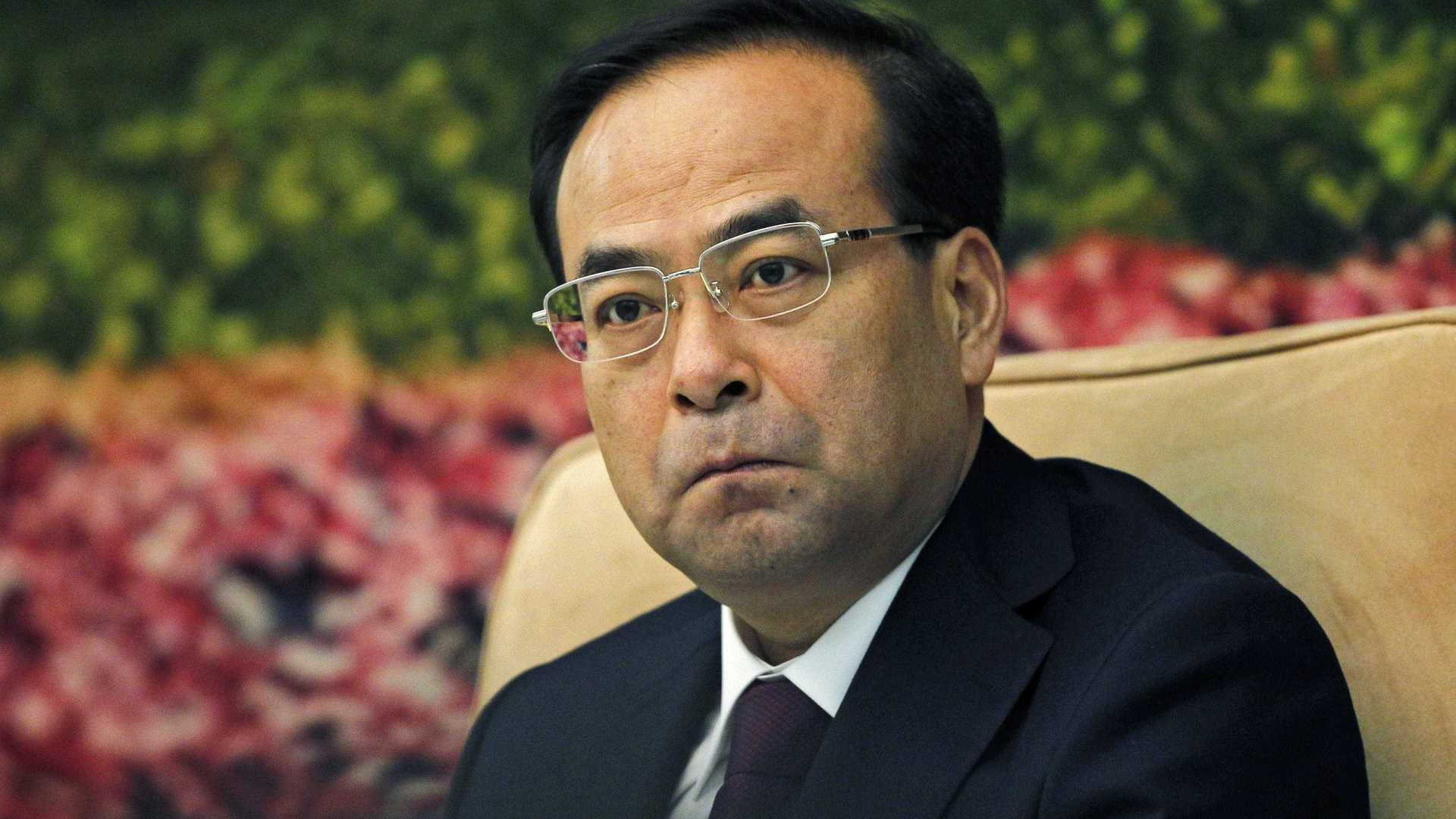 Antigo político favorito à liderança chinesa condenado a prisão perpétua