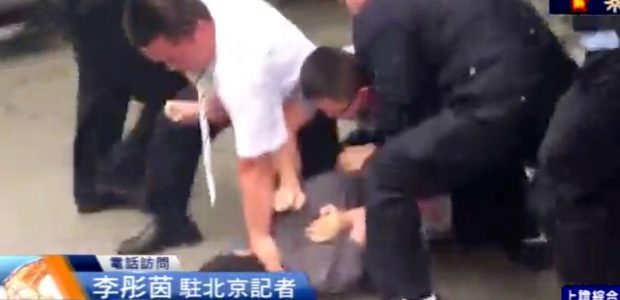 Imprensa | Jornalista de Hong Kong ferido e arrastado pela polícia em Pequim