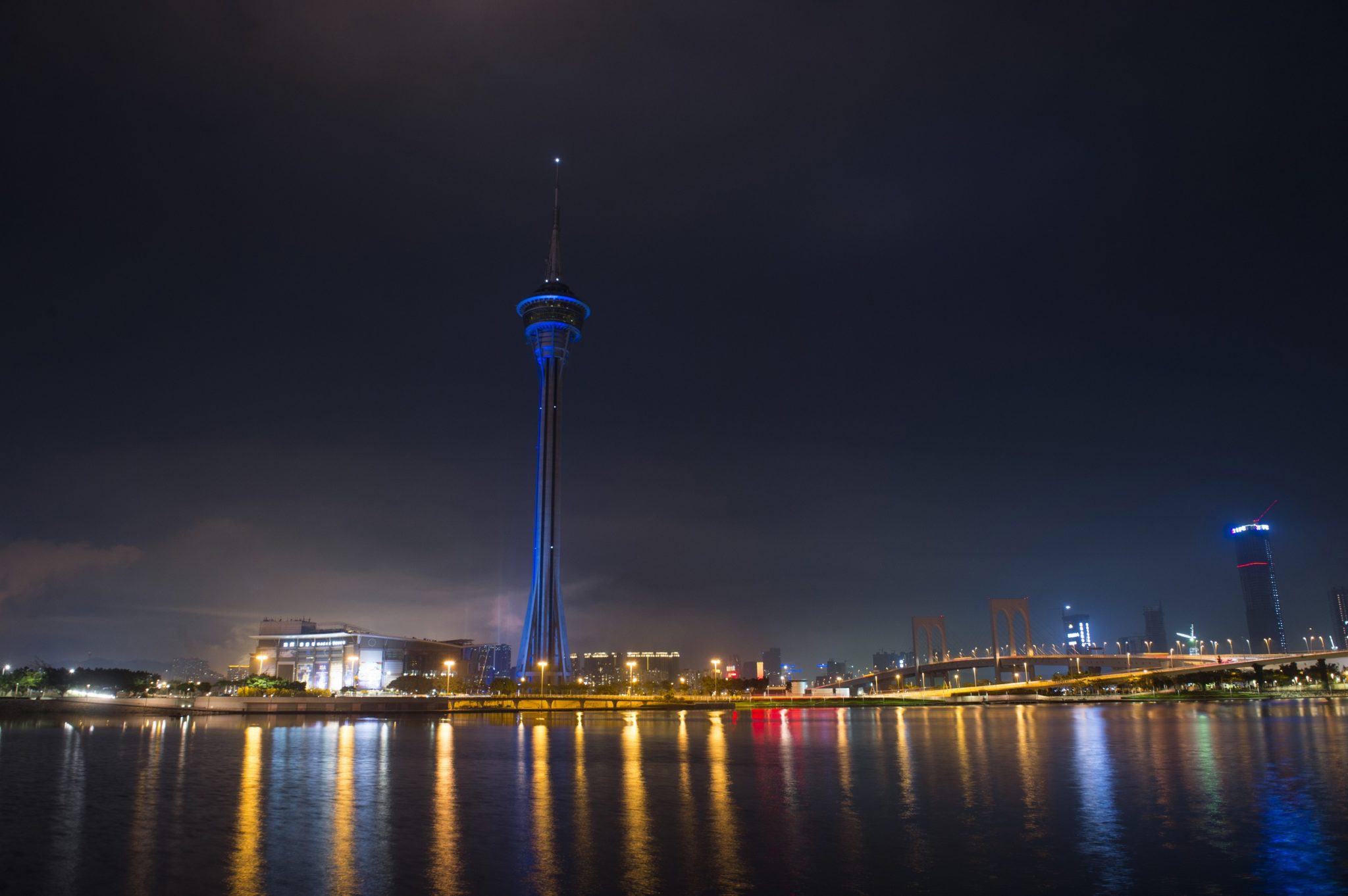 Torre de Macau ilumina-se de azul para celebrar ponte simbólica com UE