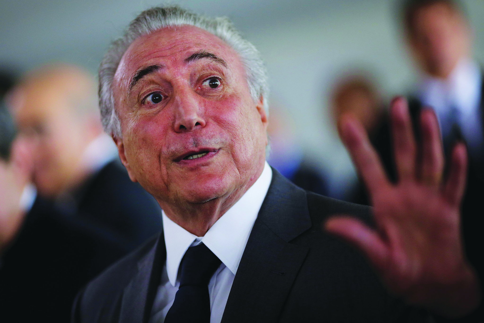 Presidente do Brasil anuncia novas concessões aos transportadores para pôr fim à greve