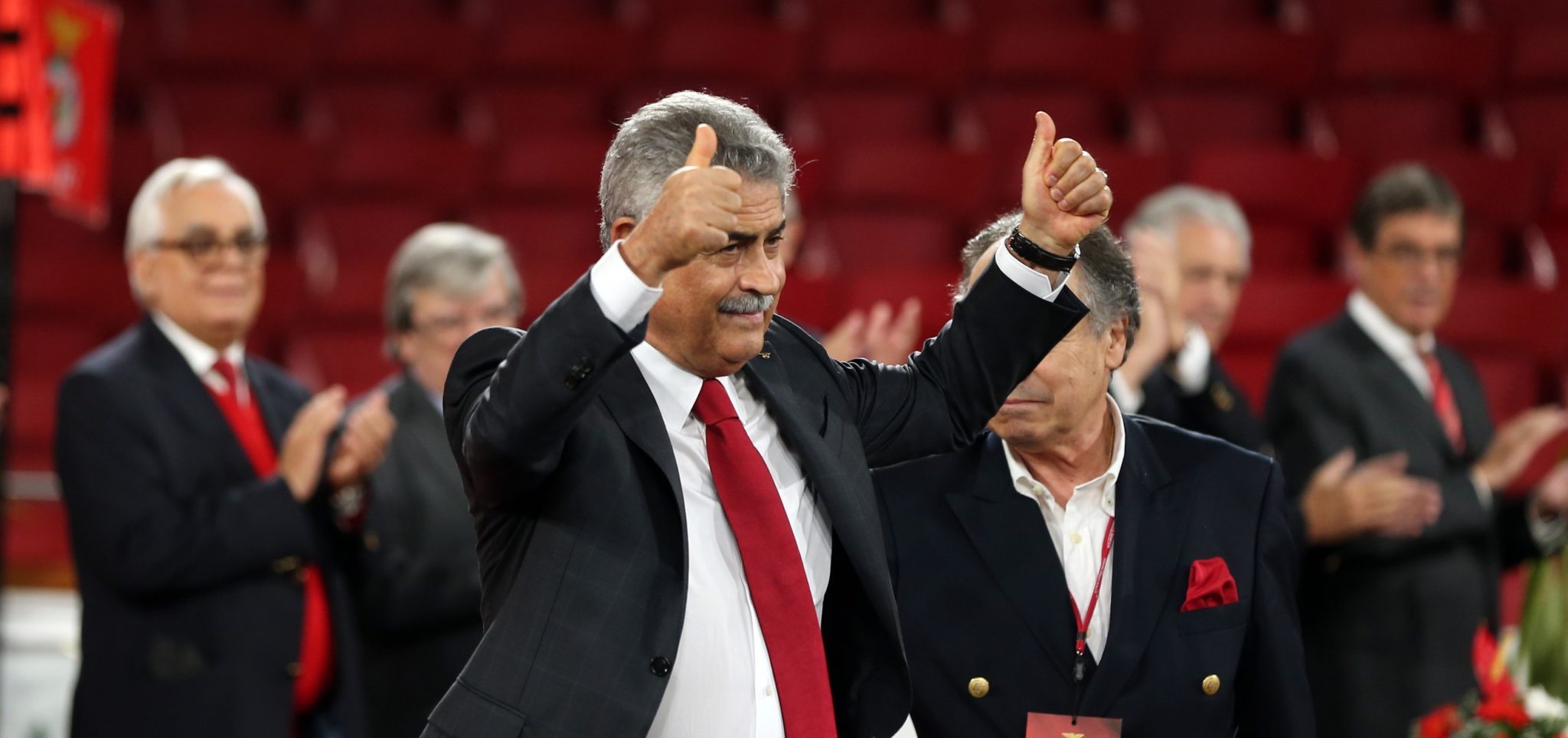 Presidente do Benfica demite-se caso sejam provados “actos menos lícitos” no clube