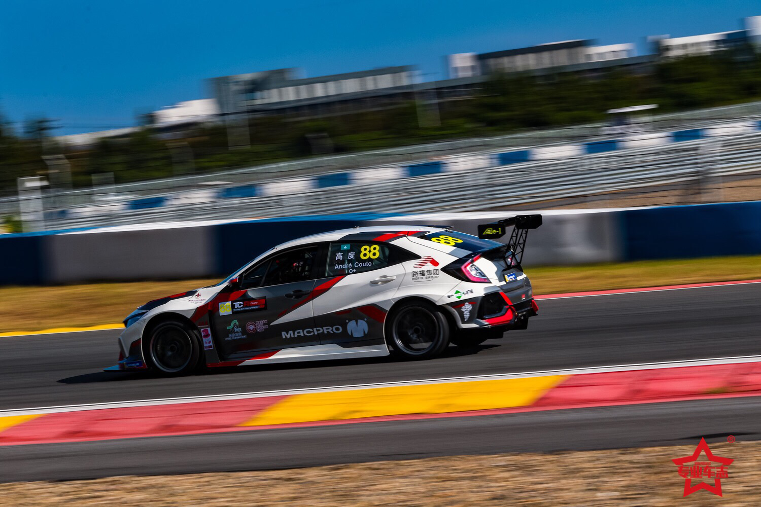 Tiago Monteiro procura no Estoril a quinta vitória no WTCR em solo