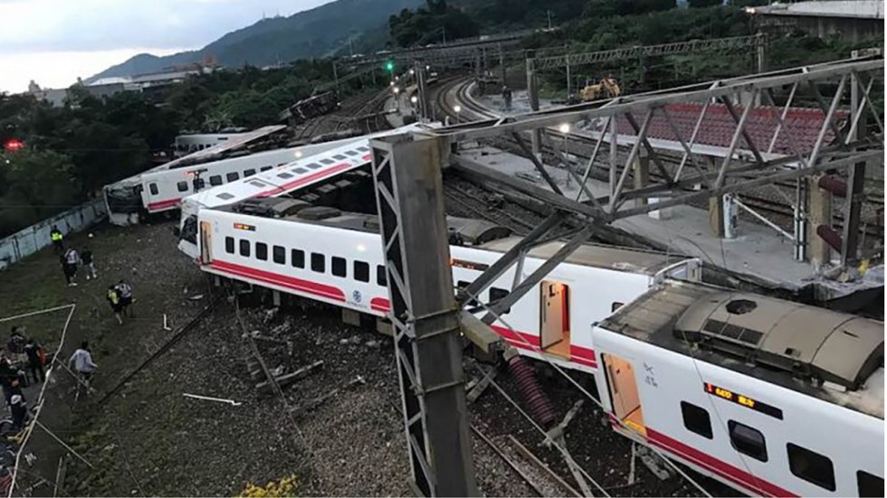 Condutor de comboio que descarrilou matando 22 pessoas em Taiwan suspeito de negligência