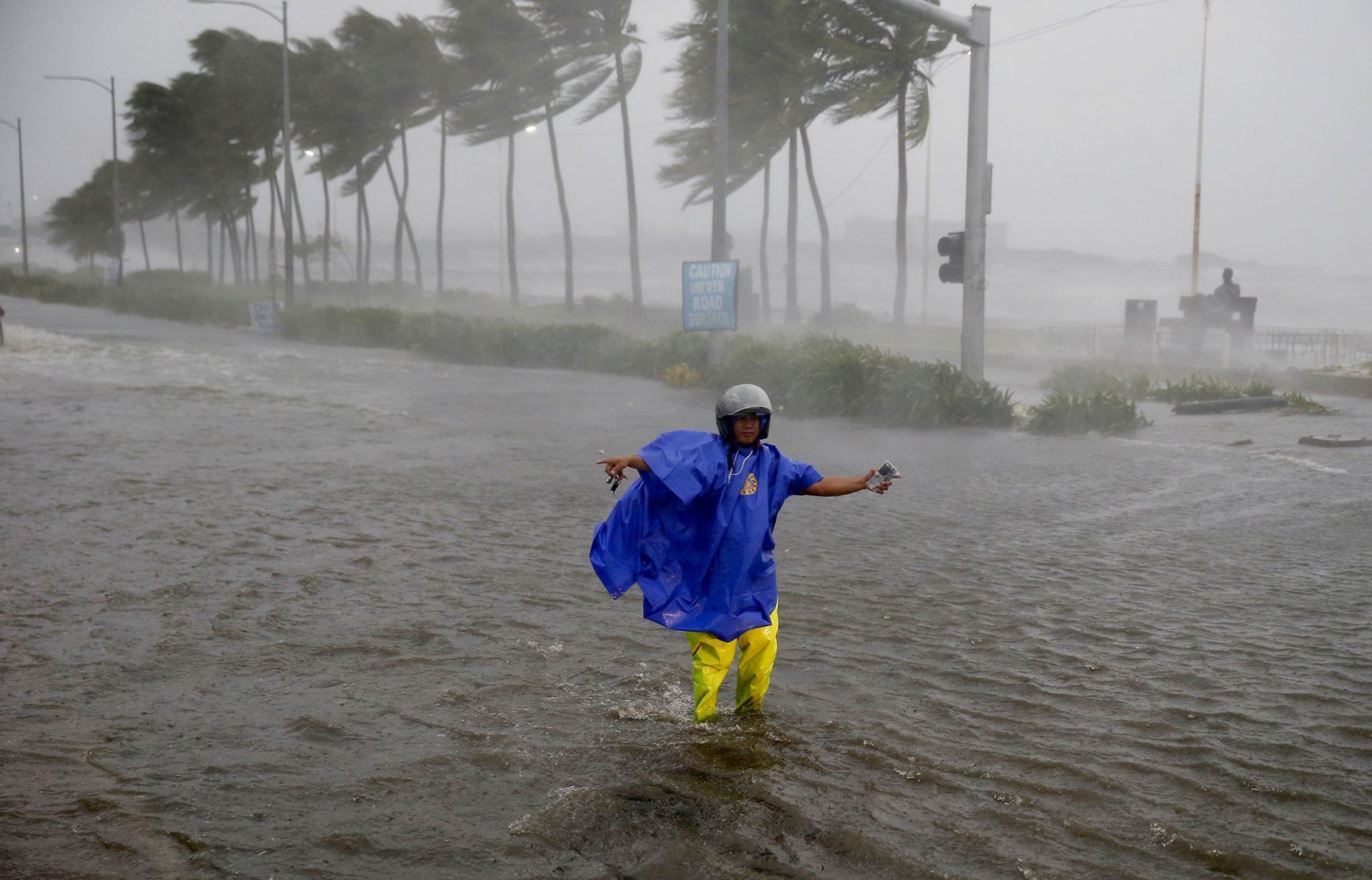 Haikui | Tempestade tropical faz dois mortos e força retirada de milhares