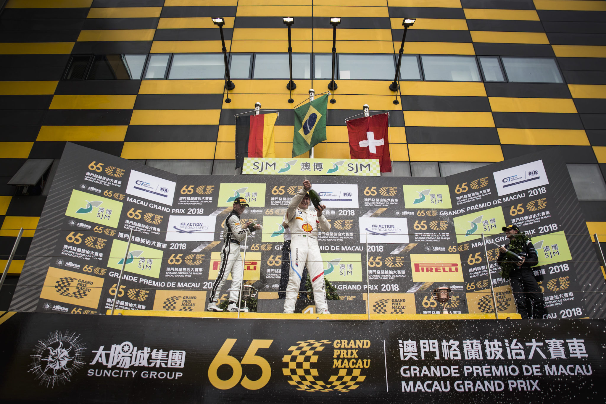 Taça Mundial GT | Augusto Farfus ajudou BMW a derrotar favorita Mercedes