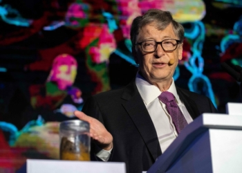 China | Bill Gates posa ao lado de excrementos humanos para promover saneamento
