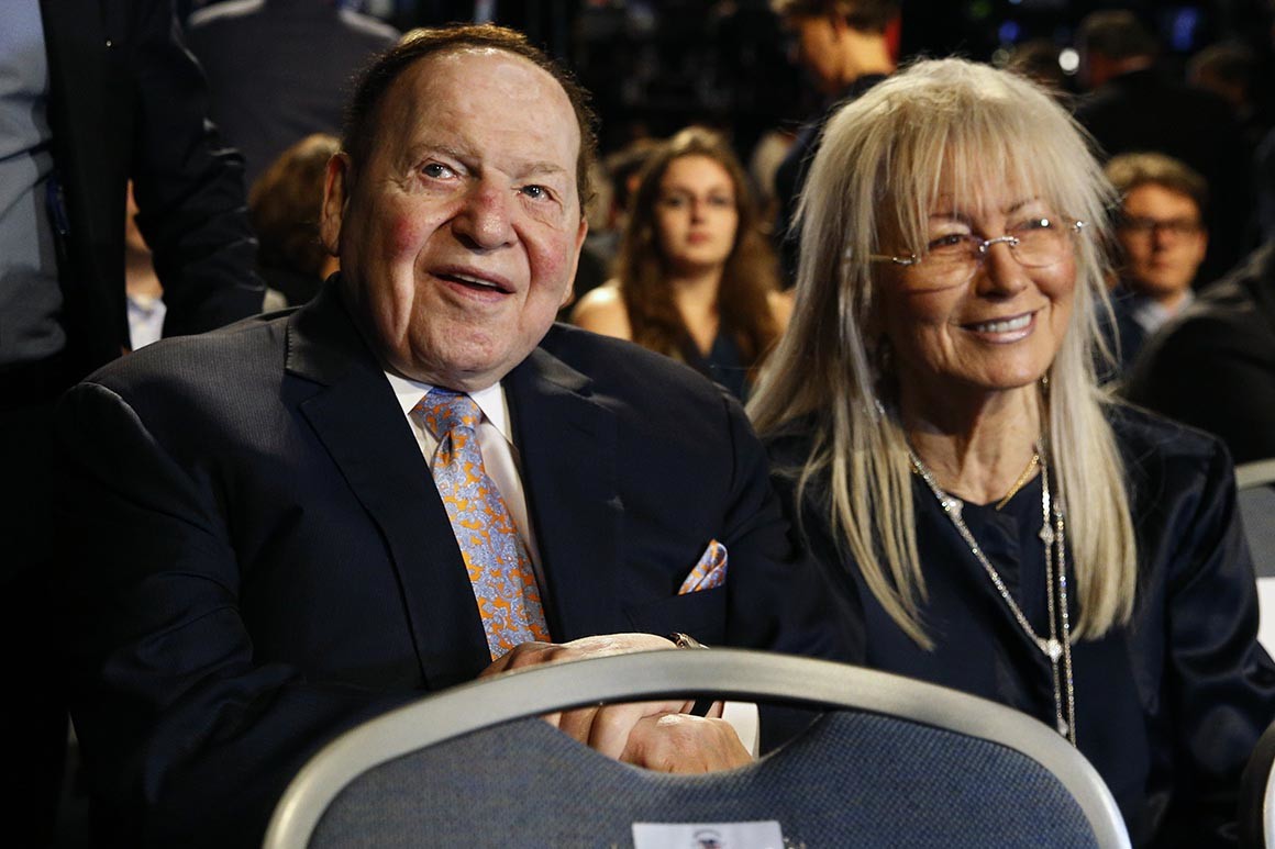 Donald Trump atribui medalha a mulher de Sheldon Adelson