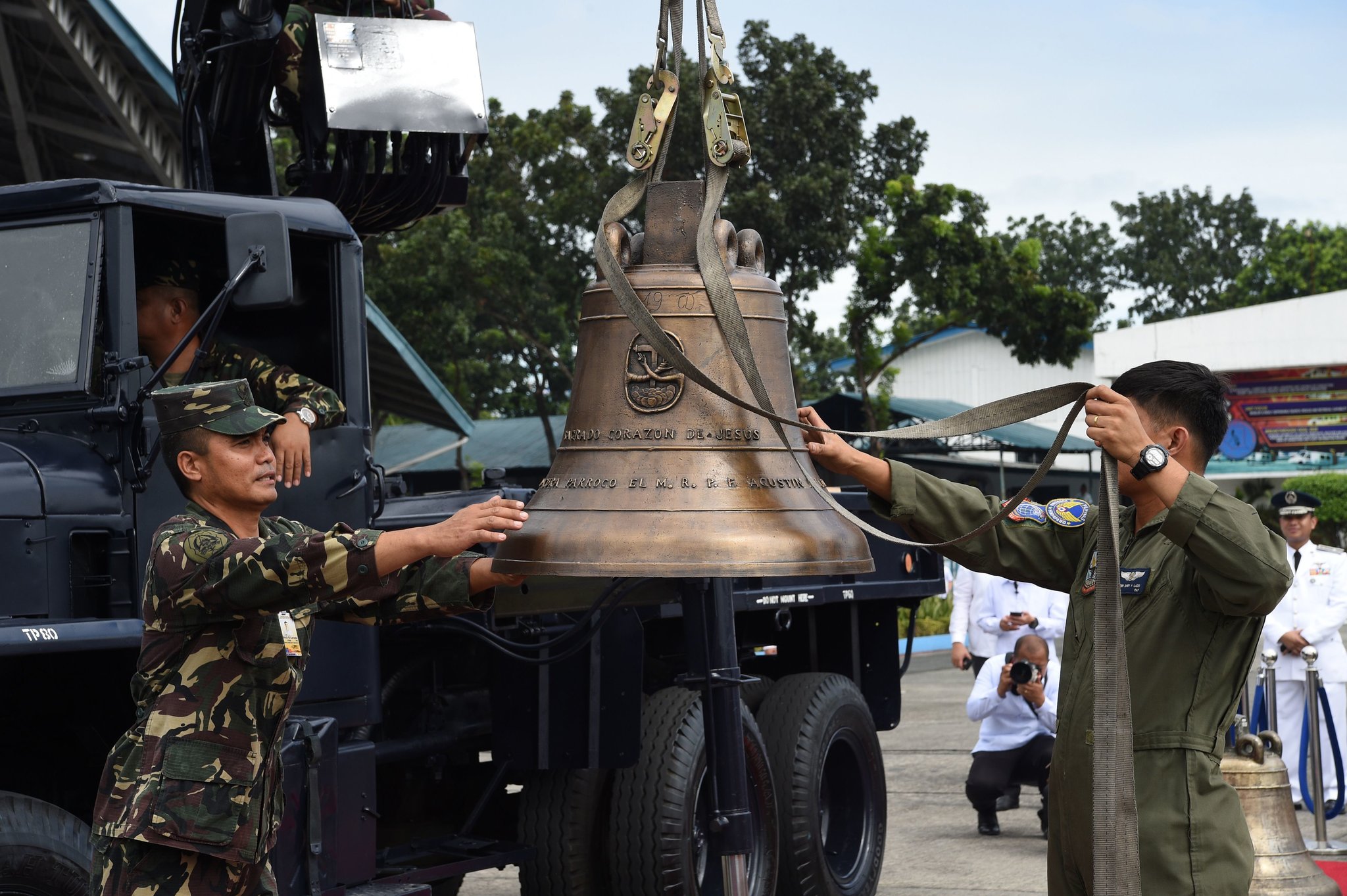 EUA devolvem ‘troféus de guerra’ às Filipinas mais de um século após massacre
