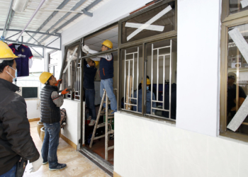 Obras ilegais | Demolidas duas construções em terraço de edifício