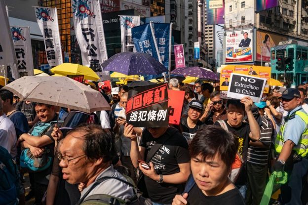Quase um milhão de pessoas protestam em Hong Kong contra lei das extradições