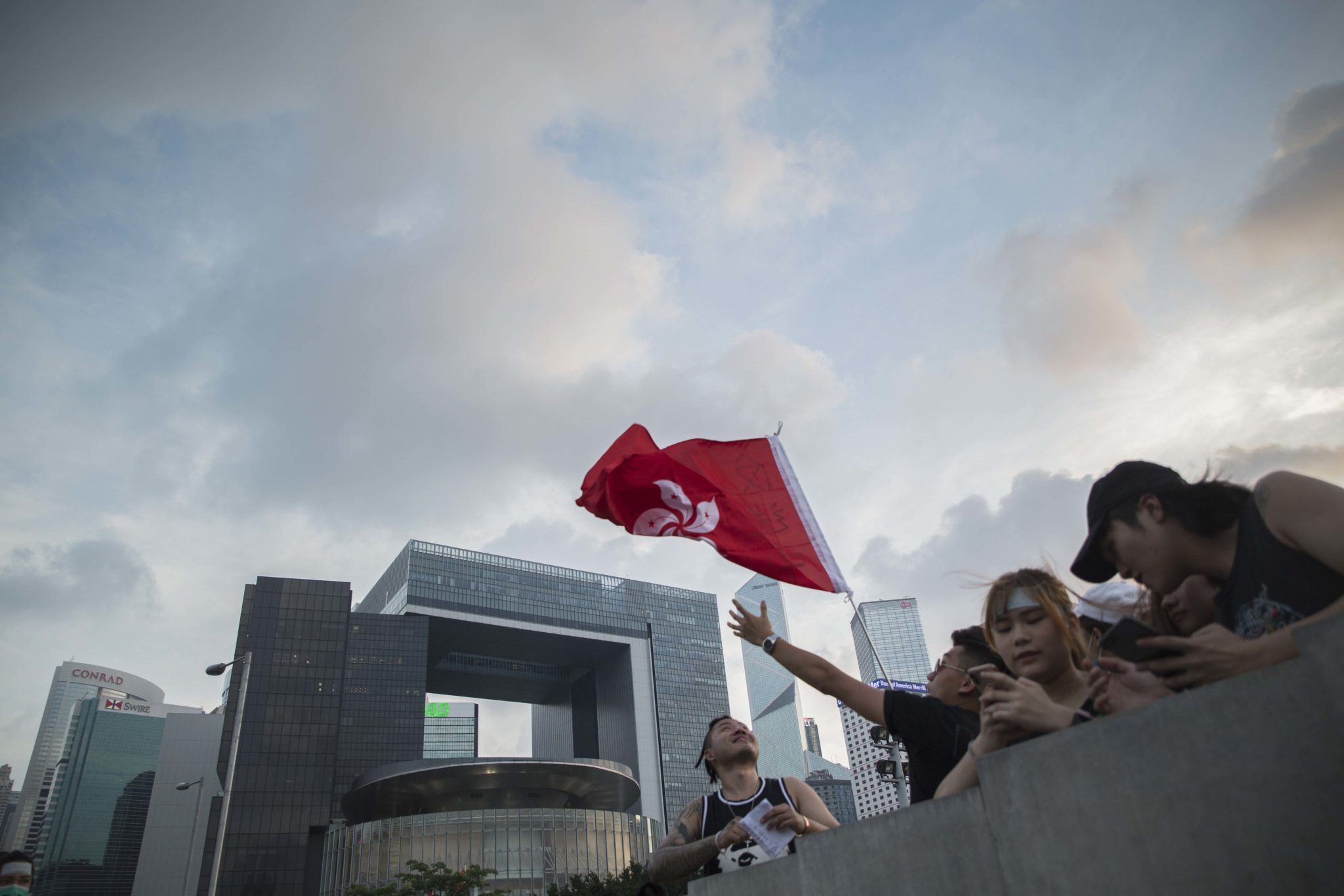 Pequim apoia líder de Hong Kong e imprensa oficial atribui protestos a “forças estrangeiras”