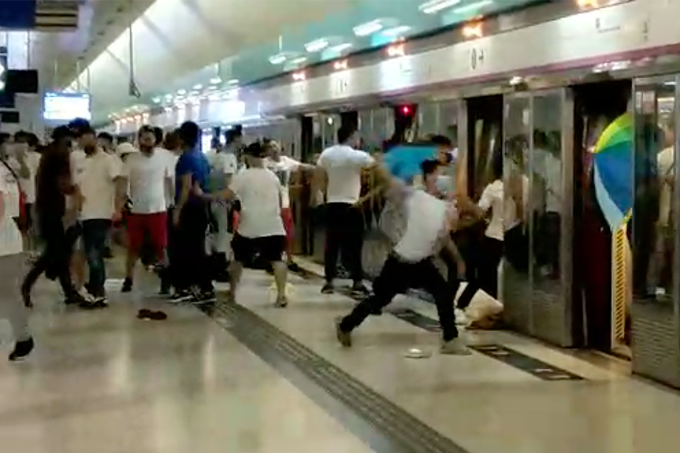 Hong Kong | Manifestantes atacados  por “camisas brancas”