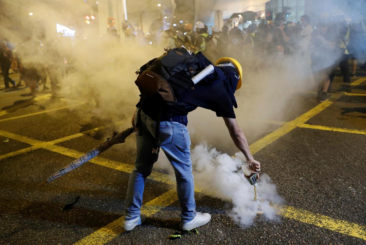 Hong Kong | Manifestação dispersada com gás lacrimogéneo e gás pimenta