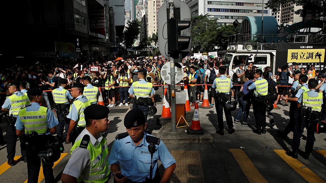 Manifestantes em Hong Kong desafiam polícia com protesto não autorizado