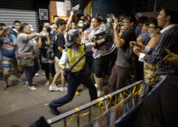 Confrontos entre manifestantes e polícia anti-motim em Hong Kong