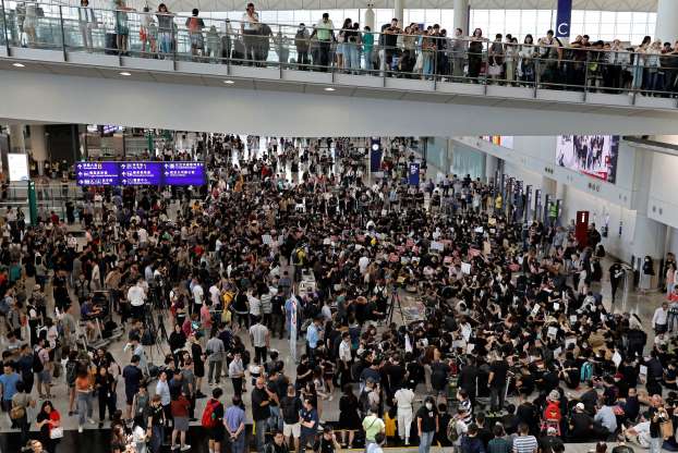 Polícia abandona aeroporto de Hong Kong, voos restabelecidos e manifestantes dispersam