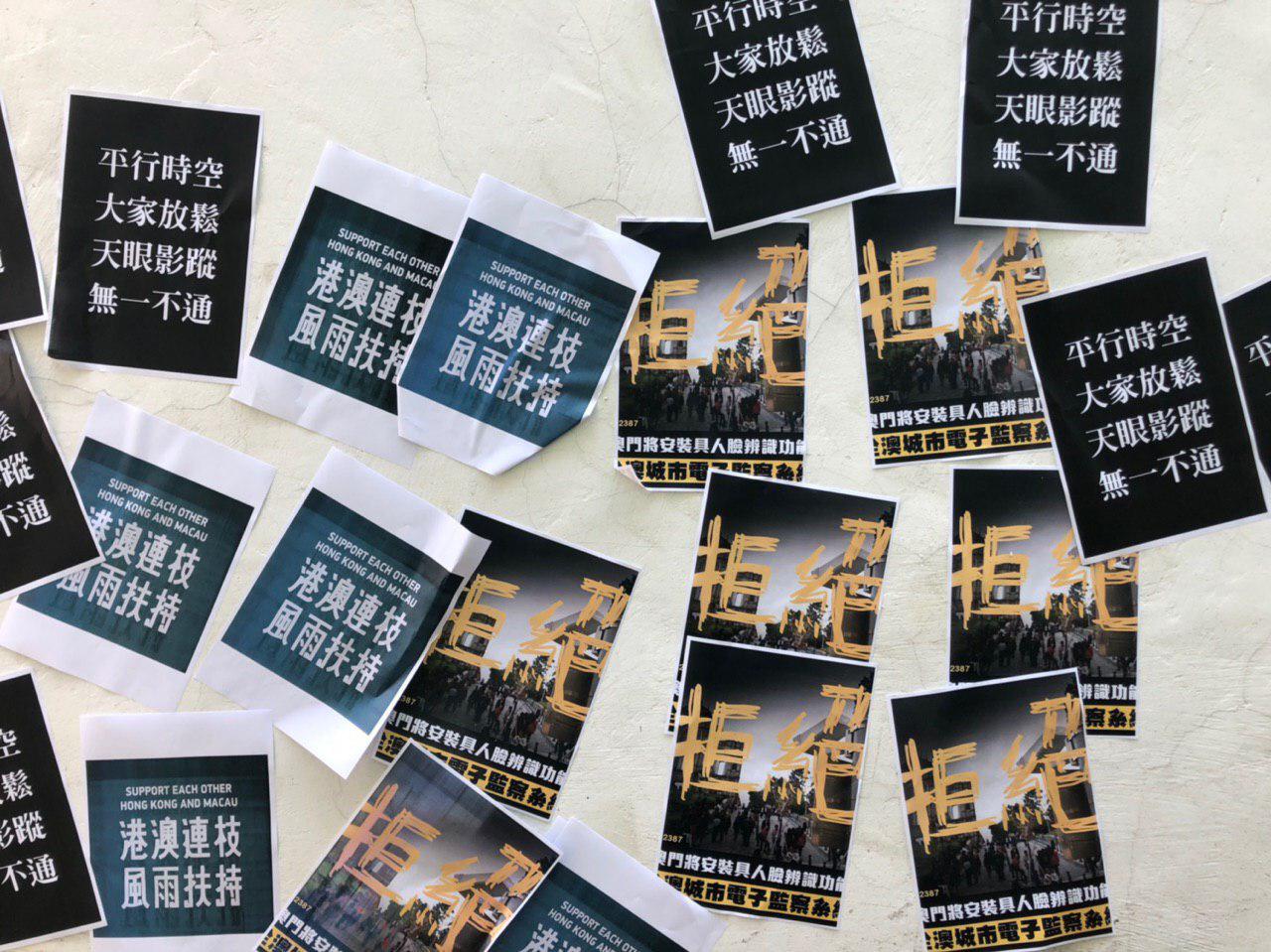 Panfletos | IC acusa jovens que apoiaram manifestações em Hong Kong