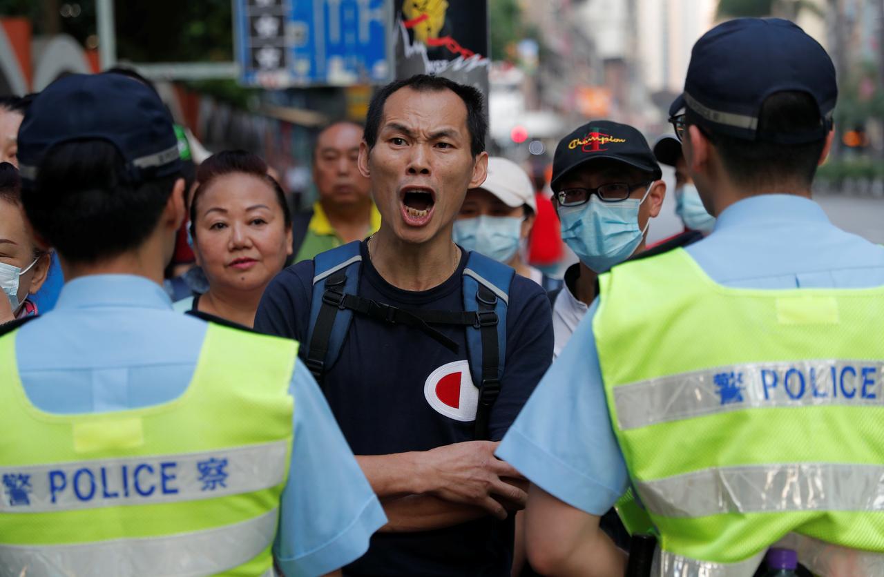 Polícias agredidos em manifestação em Hong Kong