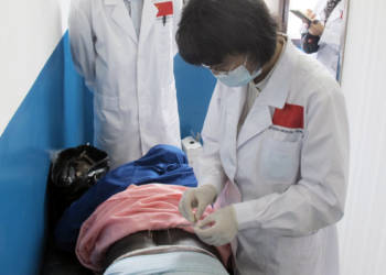 Angola | Médicos chineses rompem barreira da língua e levam acupuntura aos doentes